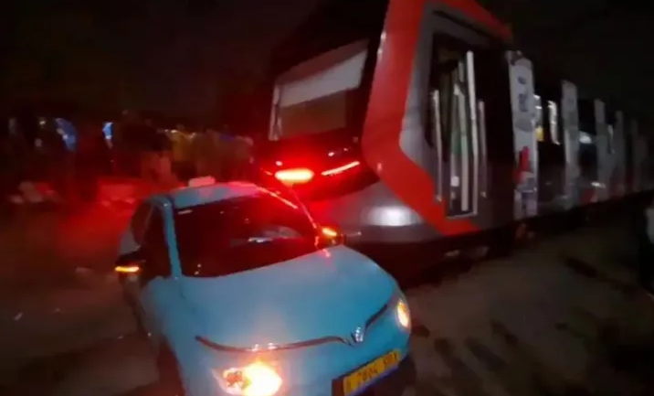 Kronologi kecelakaan kereta api KRL : Salah satu unit taksi diduga terlibat dalam insiden di perlintasan rel dekat Stasiun Bekasi Timur yang memicu kecelakaan kereta api./ Tangkapan layar X TMC Polda Metro Jaya.