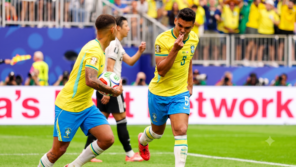 Selebrasi Casemiro setelah golnya menyamakan kedudukan satu sama